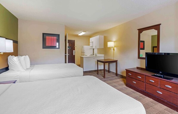 Studio, 2 Double Beds, Non Smoking | Desk, iron/ironing board, free WiFi, bed sheets