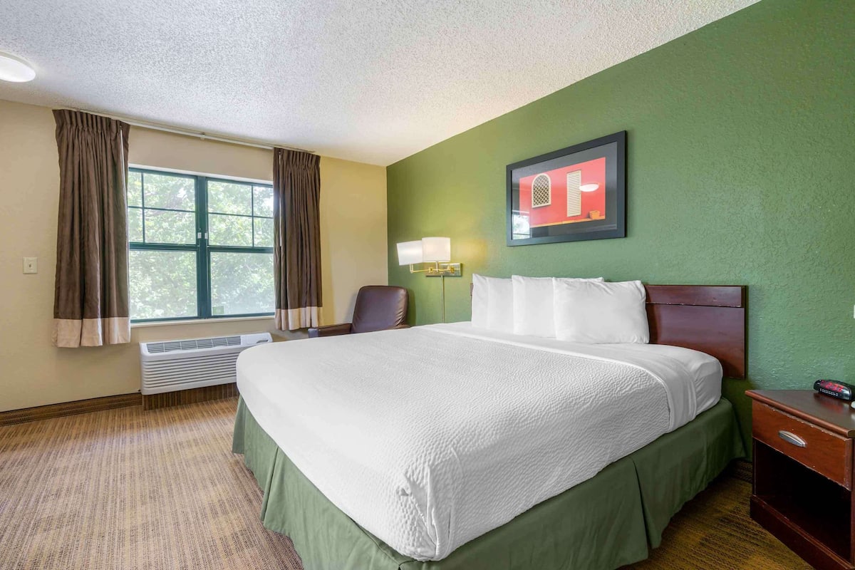 Studio, 1 King Bed, Non Smoking | Desk, iron/ironing board, free WiFi, bed sheets