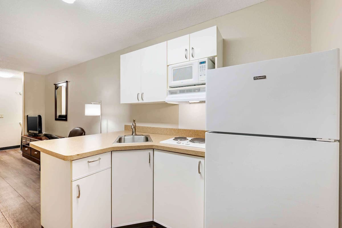 fridge, microwave, stovetop, coffee/tea maker