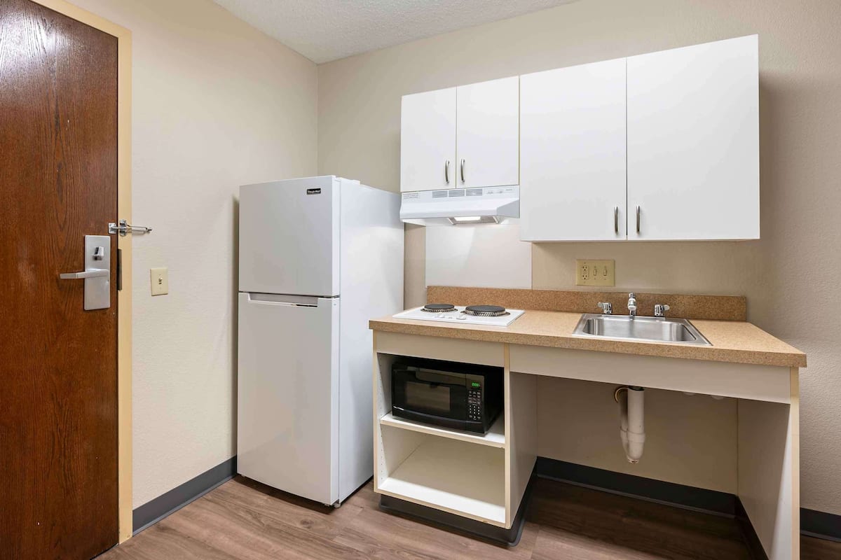 studio, 1 queen bed, accessible, non smoking | private kitchen | fridge, microwave, stovetop, coffee/tea maker