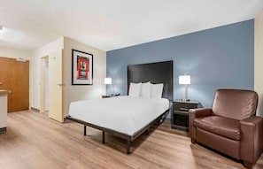 Studio, 1 Queen Bed, Non Smoking | Desk, iron/ironing board, free WiFi, bed sheets