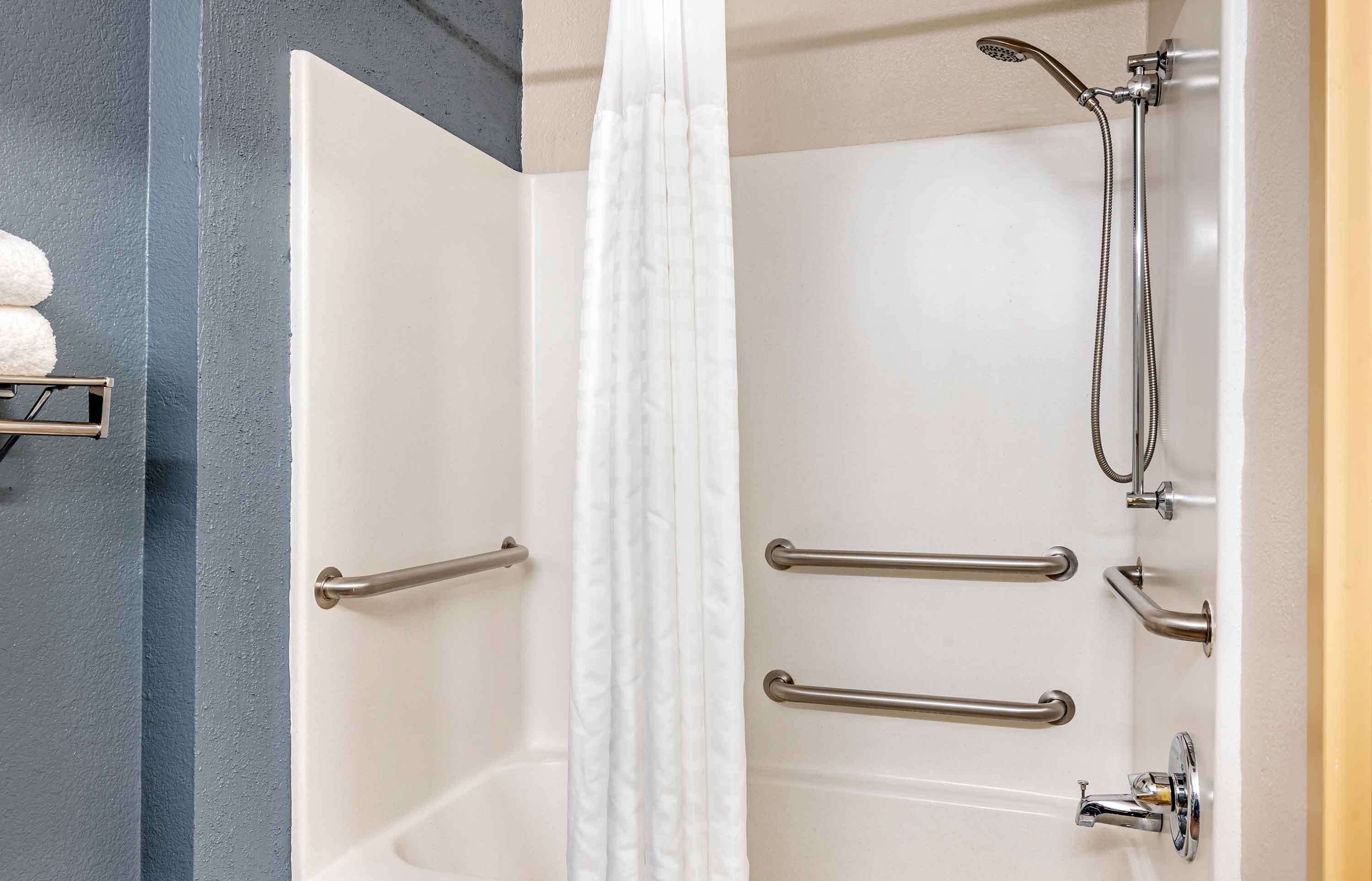 combined shower/bathtub, free toiletries, hair dryer, towels