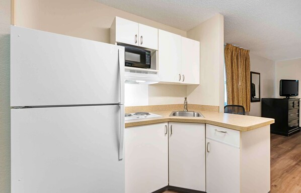 Fridge, microwave, stovetop, coffee/tea maker