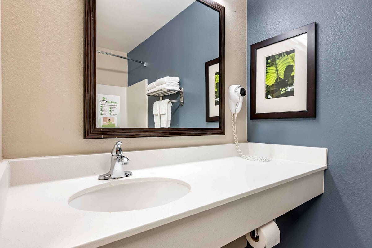 studio, 1 king bed, non smoking | bathroom | combined shower/bathtub, free toiletries, hair dryer, towels