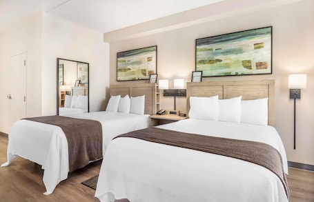 Escritorio, cortinas blackout y tabla de planchar con plancha . Extended Stay America Suites Long Island Melville