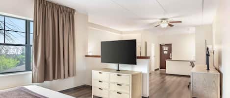Estudio, 1 cama King size, para no fumadores | Escritorio, cortinas blackout y tabla de planchar con plancha