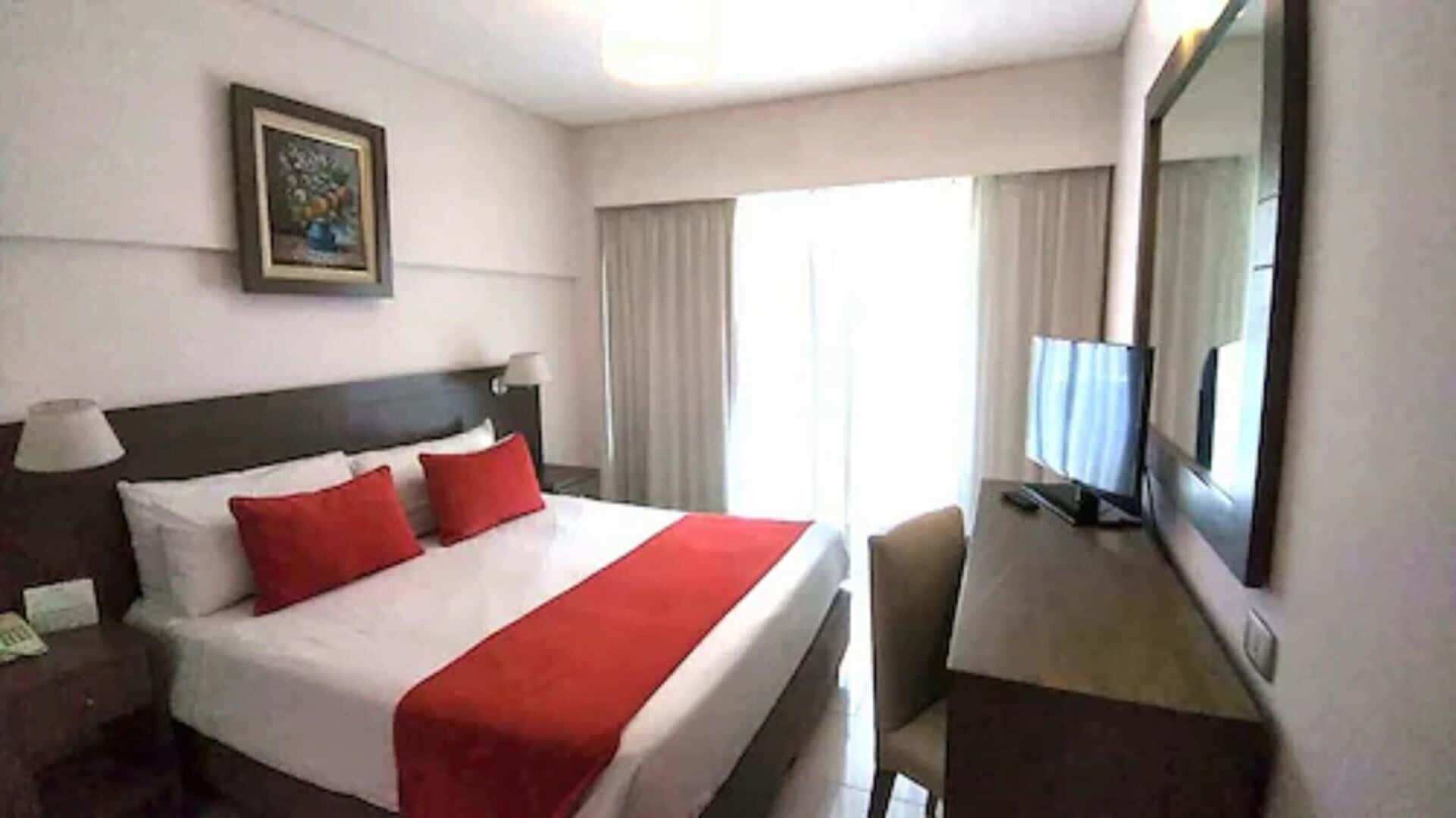 Ropa de cama de alta calidad y caja de seguridad en la habitación 