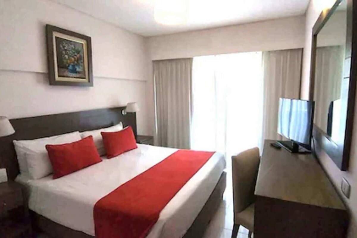 Ropa de cama de alta calidad y caja de seguridad en la habitación