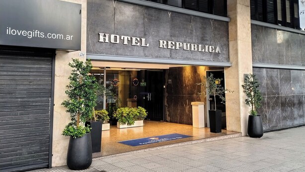 Ein moderner Hotel Eingang, mit einem Schild mit der Aufschrift 'HOTEL REPUBLICA'.