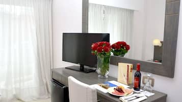 Habitación doble Deluxe | Ropa de cama de alta calidad y caja de seguridad en la habitación