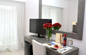 Ropa de cama de alta calidad y caja de seguridad en la habitación 