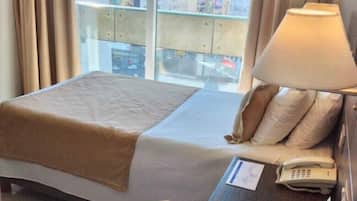 Deluxe tweepersoonskamer | Luxe beddengoed, een minibar, een kluis op de kamer, een bureau