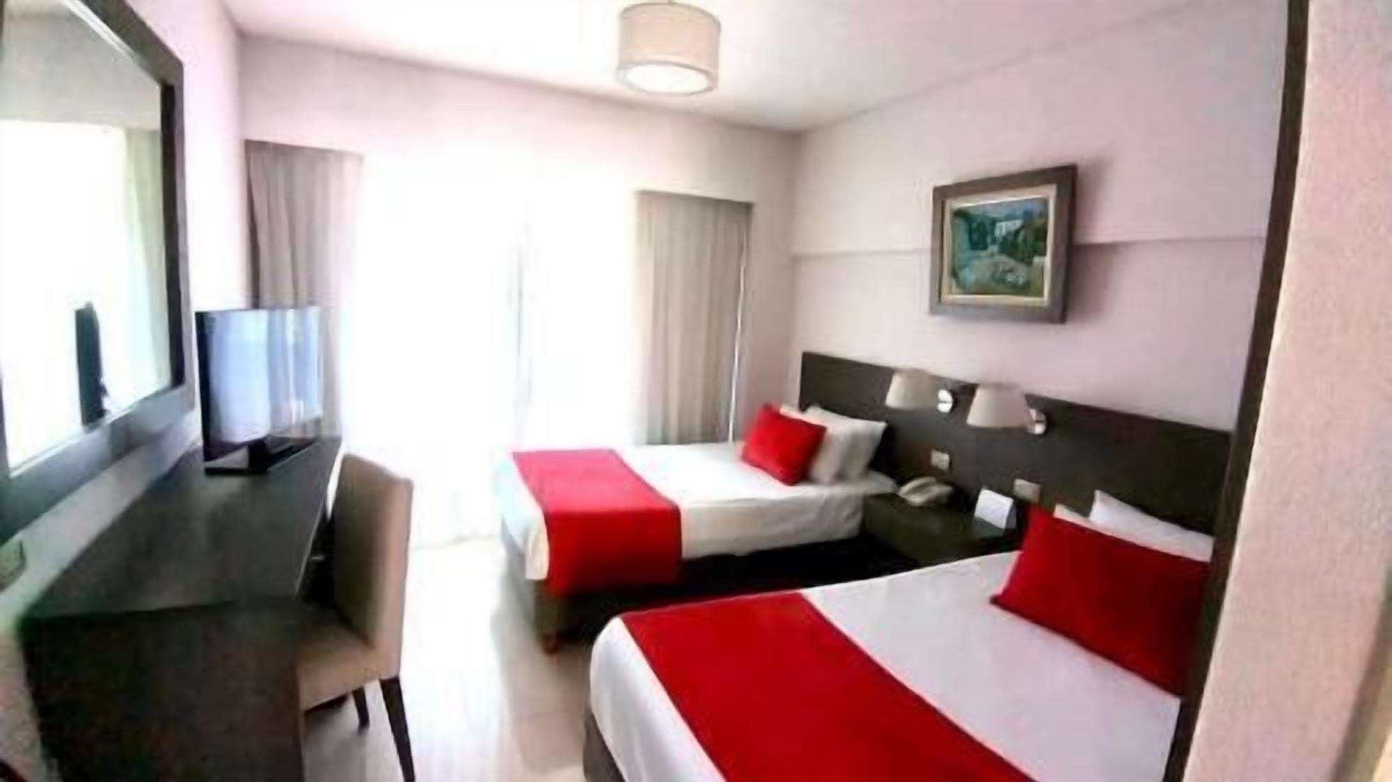 Ropa de cama de alta calidad y caja de seguridad en la habitación 