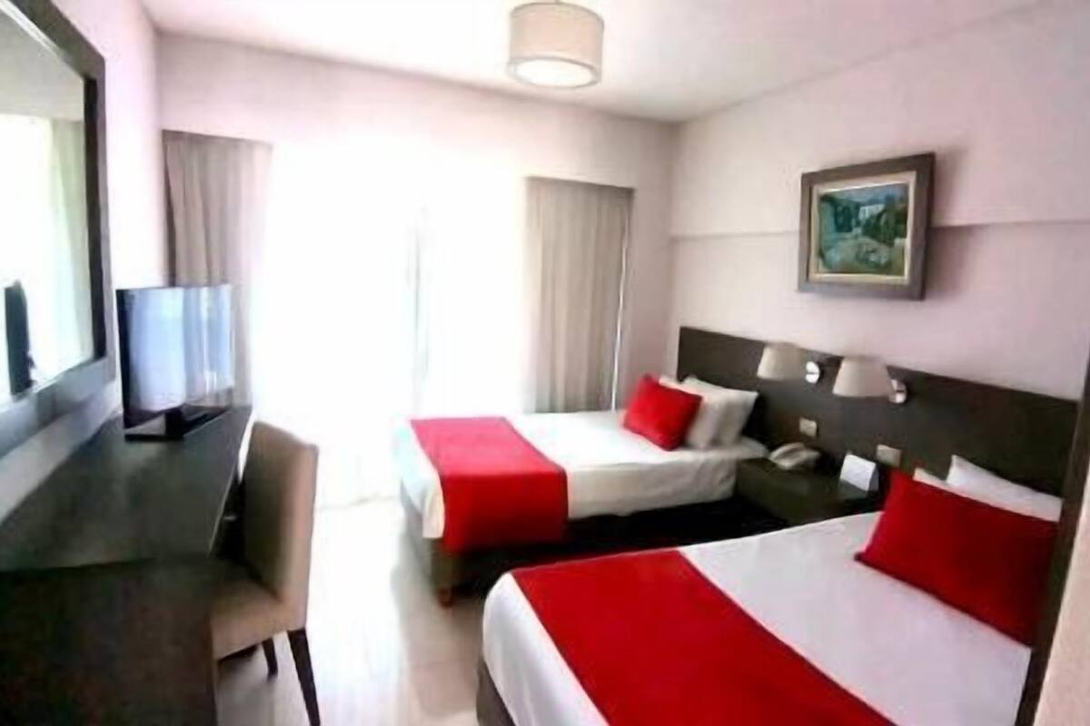 Ropa de cama de alta calidad y caja de seguridad en la habitación