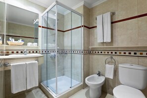 Dusche, kostenlose Toilettenartikel, Haartrockner, Handtücher