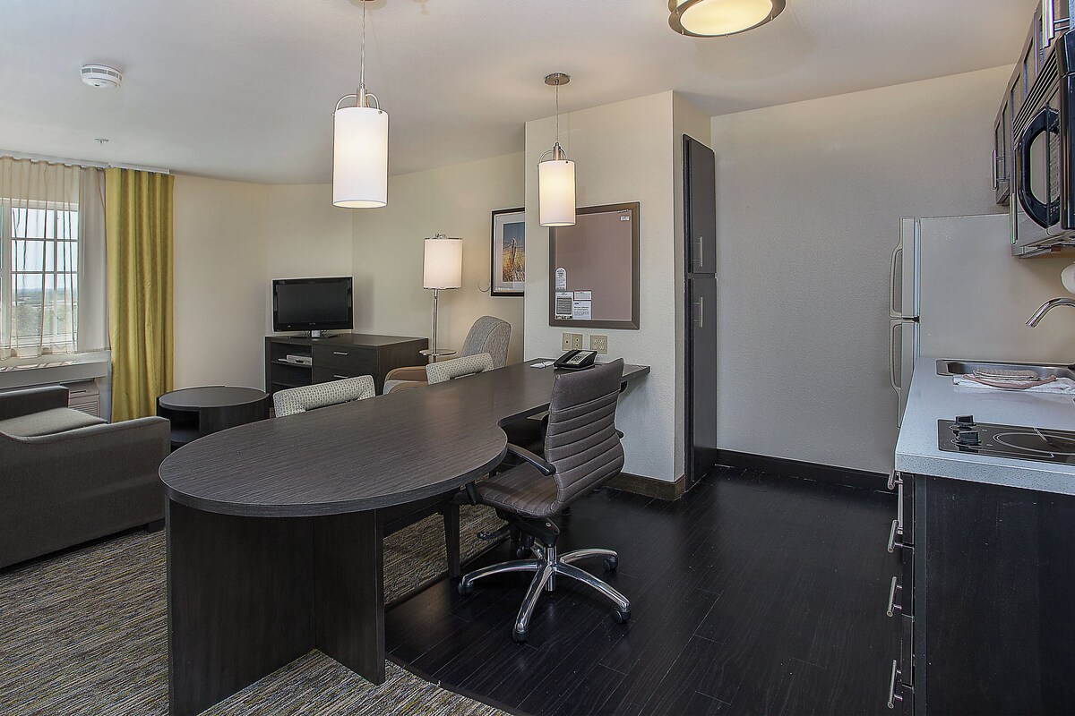 In-room safe, desk, laptop workspace, iron/ironing board