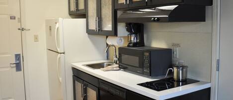 Jääkaappi, mikroaaltouuni, liesi, astianpesukone