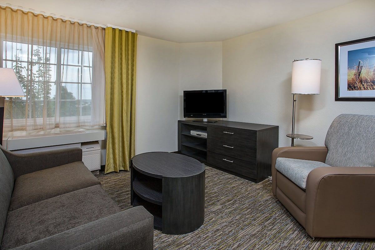 Suite, 1 slaapkamer (1 Queen Bed) | Een kluis op de kamer, een bureau, een laptopwerkplek