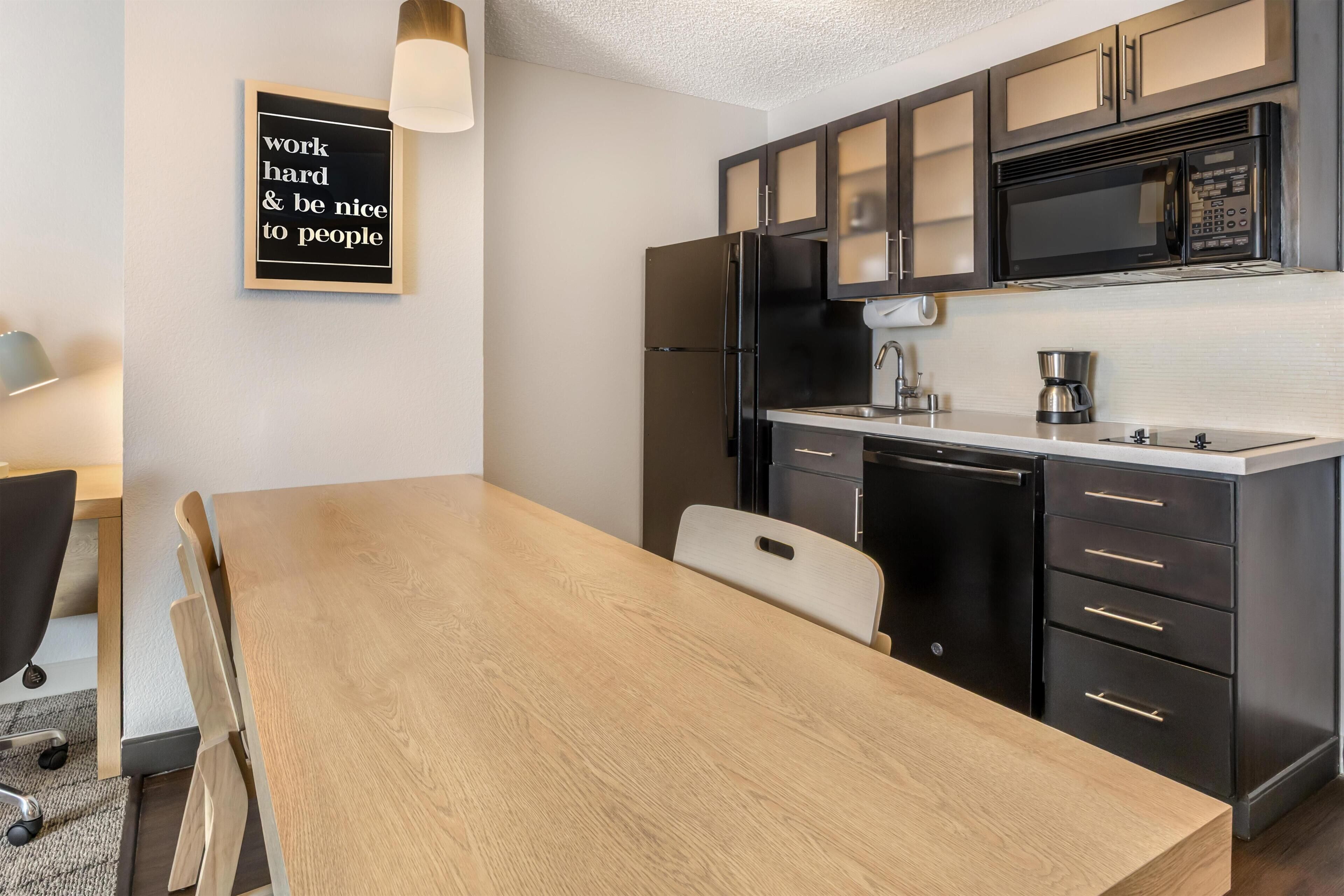 Suite, 1 queensize bed (One Bedroom) | Privékitchenette | Een koffiezetapparaat/waterkoker, een koelkast, een magnetron