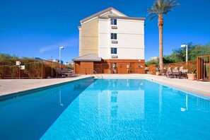 Outdoor pool, sun loungers - Sonesta Simply Suites Las Vegas Convention Center (Las Vegas)
