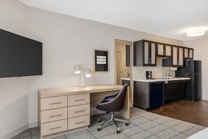 Escritorio, espacio para trabajar con laptop y cortinas blackout 