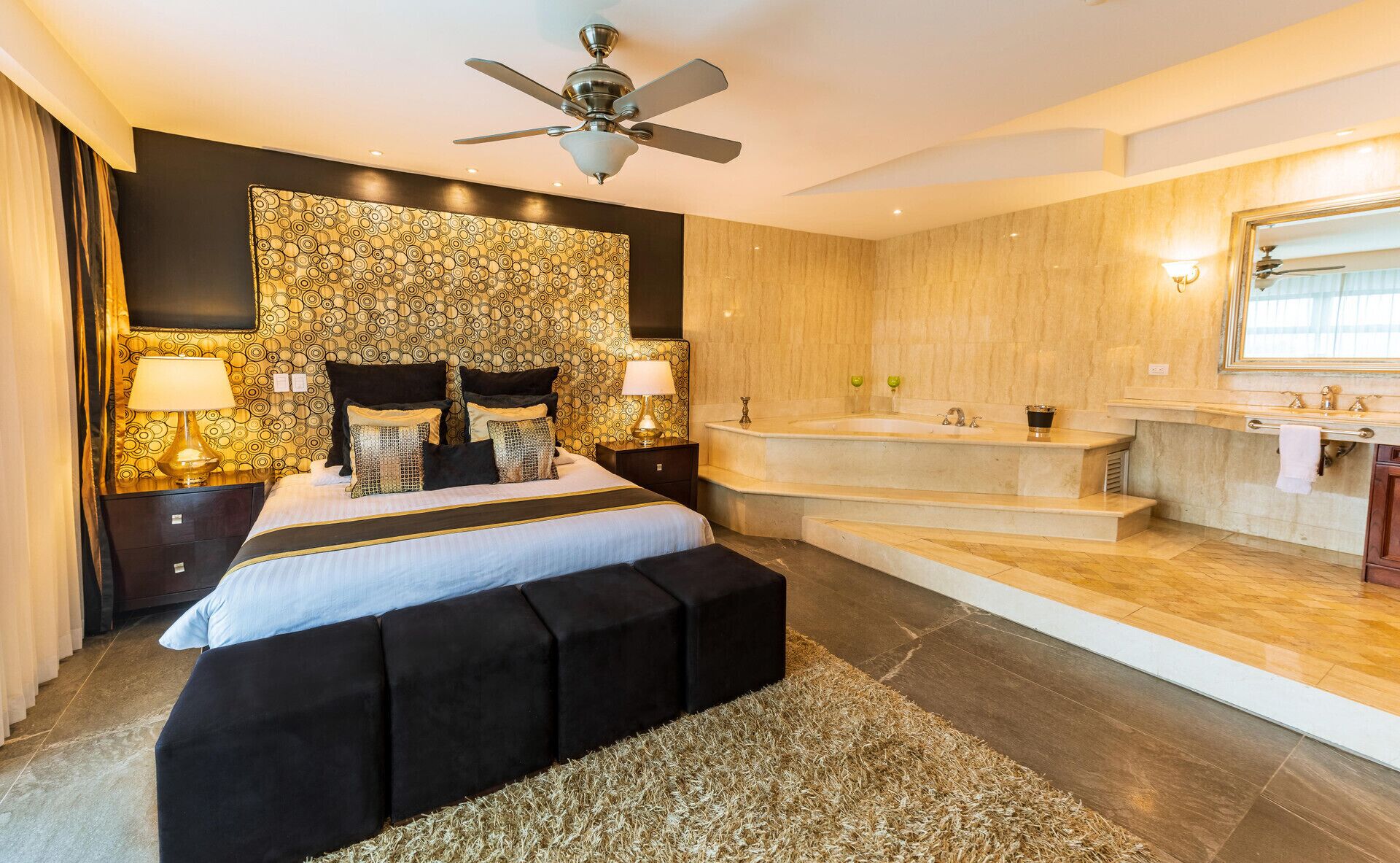 Roupas de cama premium, edredons de pluma, cofres nos quartos