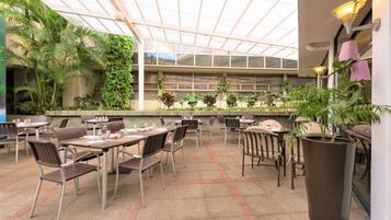 S'hi serveixen esmorzars, dinars, sopars i plats de cuina internacional