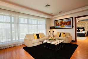 Master Suite | Living room | 32-inch LCD TV with satellite channels, TV