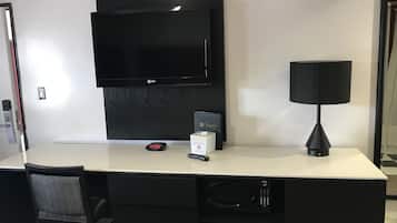 Tabla de planchar con plancha, wifi gratis, ropa de cama y despertador