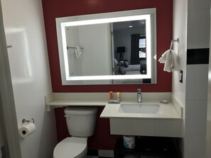 Quarto standard, 1 cama King | Banheiro | Chuveiro/banheira combinados, produtos de toalete grátis
