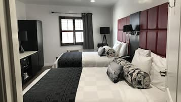 Standardzimmer, 2 Doppelbetten | Bügeleisen/Bügelbrett, kostenloses WLAN, Bettwäsche, Wecker