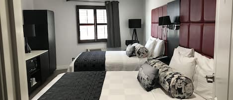 Chambre Standard, 2 lits doubles | Fer et planche Ă repasser, accĂšs au Wi-Fi (inclus), literie fournie