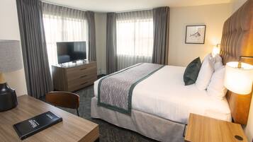 Suíte clássica, 1 cama King e sofá-cama, vista para o oceano | Escrivaninha, cortinas blackout, ferros/tábuas de passar roupa