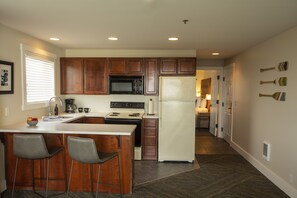 Suite Classique, 1 très grand lit et 1 canapé-lit, vue océan | Cuisine privée