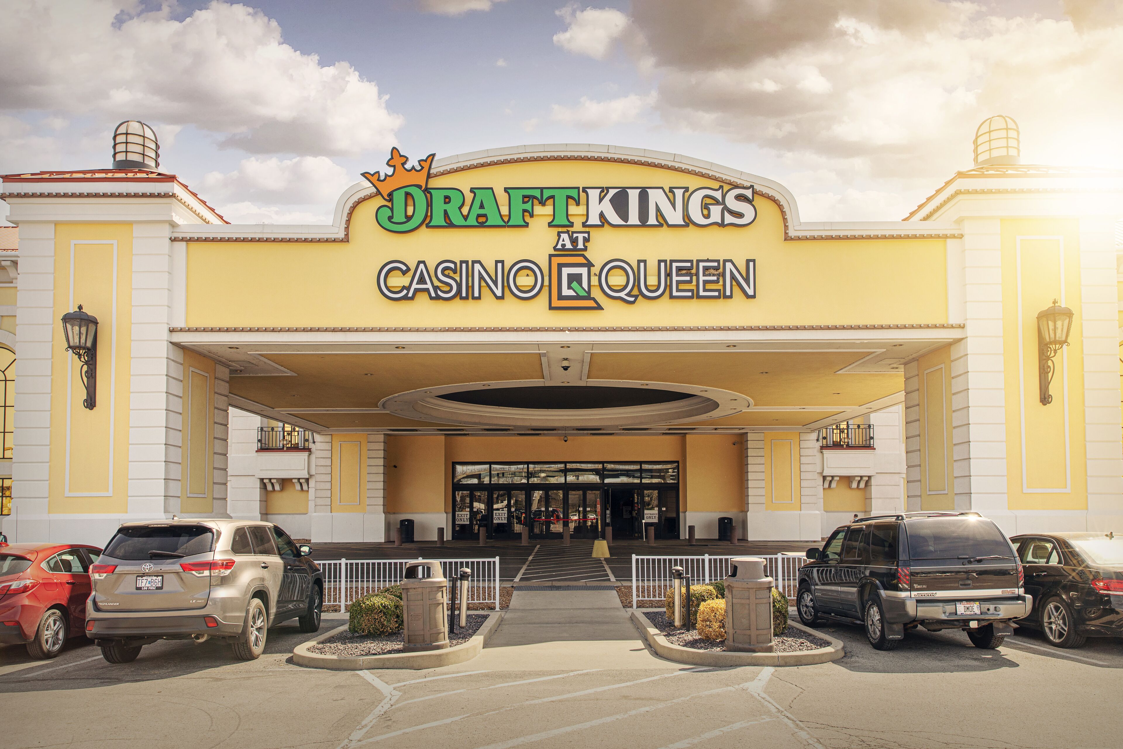 De ingang van DraftKings bij Casino Queen, met een goed zicht op de ingang en parkeerplaats.