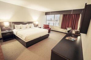 Habitación | Ropa de cama de alta calidad, escritorio y cortinas blackout 