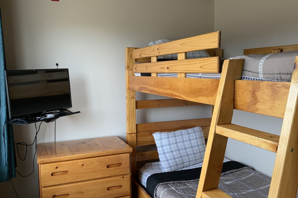 Family Suite | Hypo-allergenic bedding, iron/ironing board, cribs/infant beds