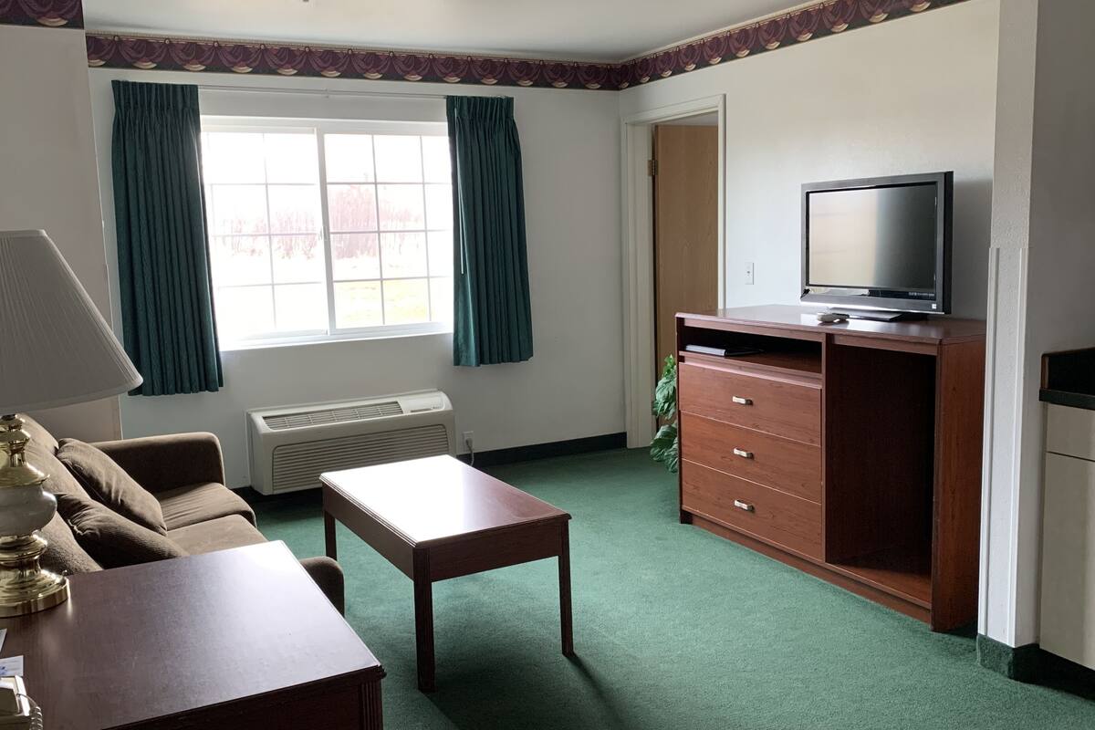 suite, 1 king bed | 1 bedroom, hypo-allergenic bedding, iron/ironing board, cots/infant beds