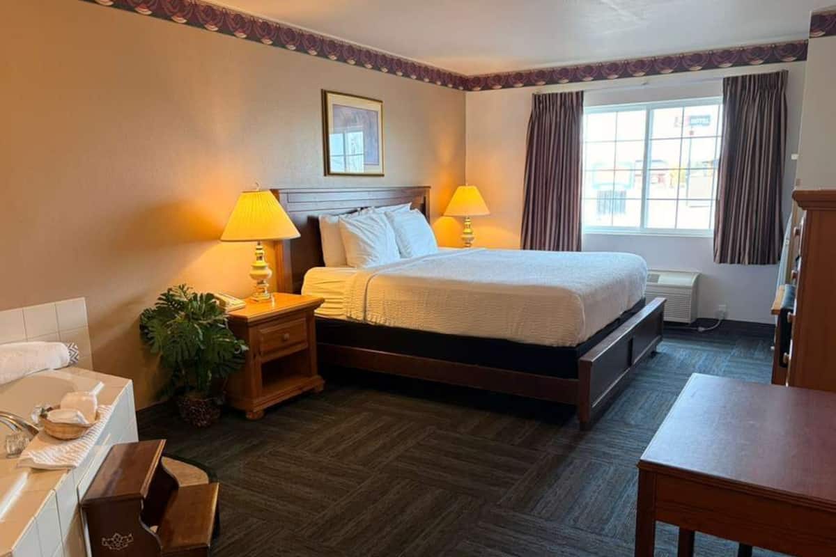 ملاءات للفراش لا تسبب الحساسية ومكواة/لوح كي وأسرّة أطفال/رضّع