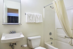 Deep soaking tub, towels - Motel 6 Greensboro, NC - I-40 (Greensboro)