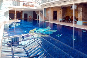 Inomhuspool med öppettider 07.00 till 20.00, och solstolar