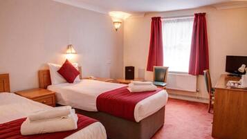 Skrivebord, strykejern/-brett, barnesenger og ekstrasenger (inkludert)