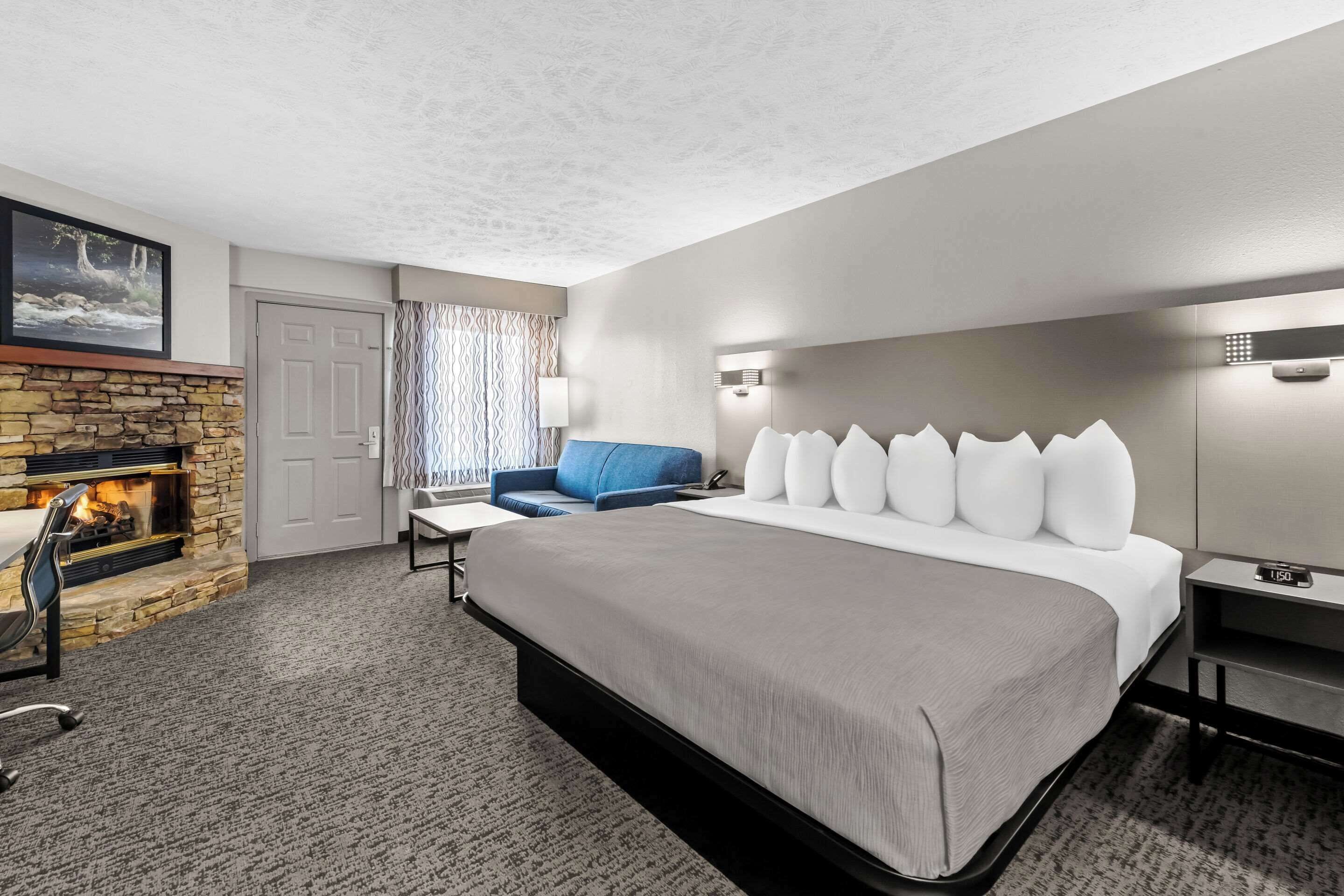 room, 1 king bed, non smoking | in-room safe, individually decorated, individually furnished, desk