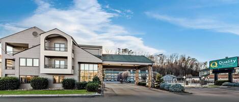 Un hôtel au design moderne, doté d’un grand auvent à l’entrée et d’une enseigne indiquant qu’il fait partie du réseau Quality Inn & Suites de la chaîne CHOICE Hotels.