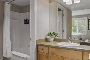 Standard Condo, 2 Bedrooms, Non Smoking, Kitchenette | Bathroom | Shower, free toiletries, towels, soap - WorldMark Canmore - Banff (Canmore)