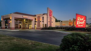 Un hotel Red Roof Inn con una zona de registro y una entrada despejada.