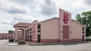 A Red Roof Inn with a central entrance, a covered parking area, and a clear sky. - Red Roof Inn Virginia Beach - Norfolk Airport (Virginia Beach)