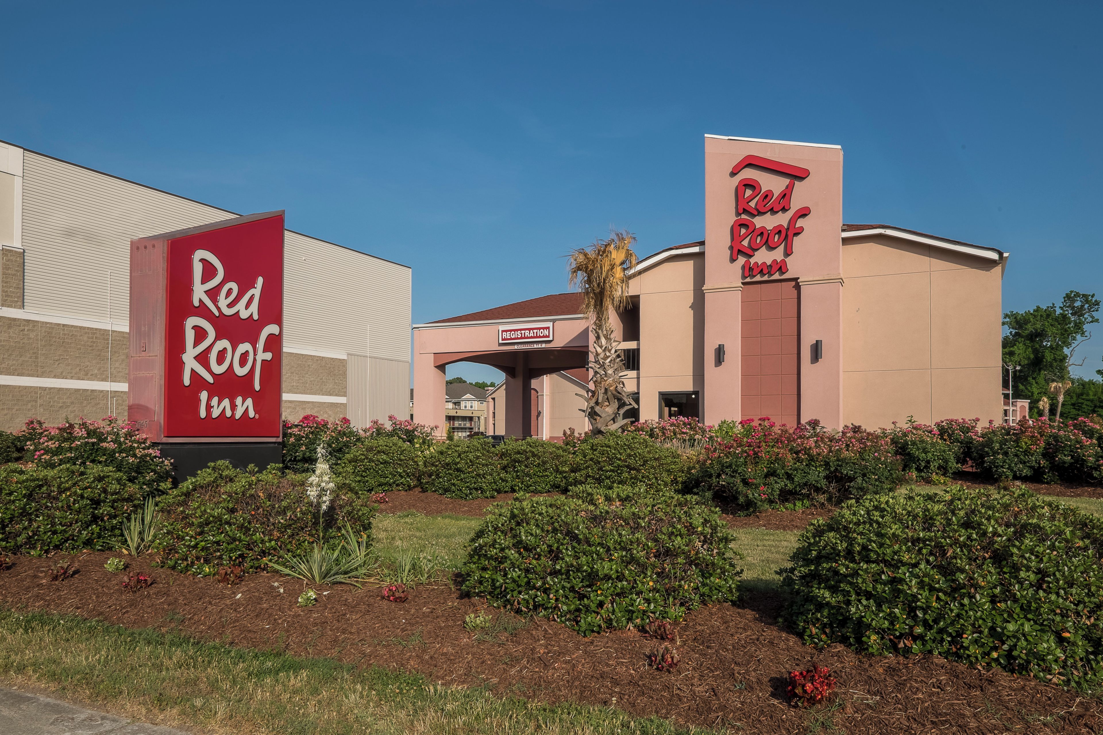 A Red Roof Inn with a registration area and a large sign.