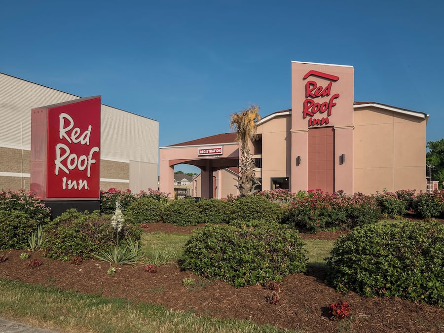 A Red Roof Inn with a registration area and a large sign.