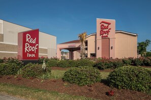 A Red Roof Inn with a registration area and a large sign.